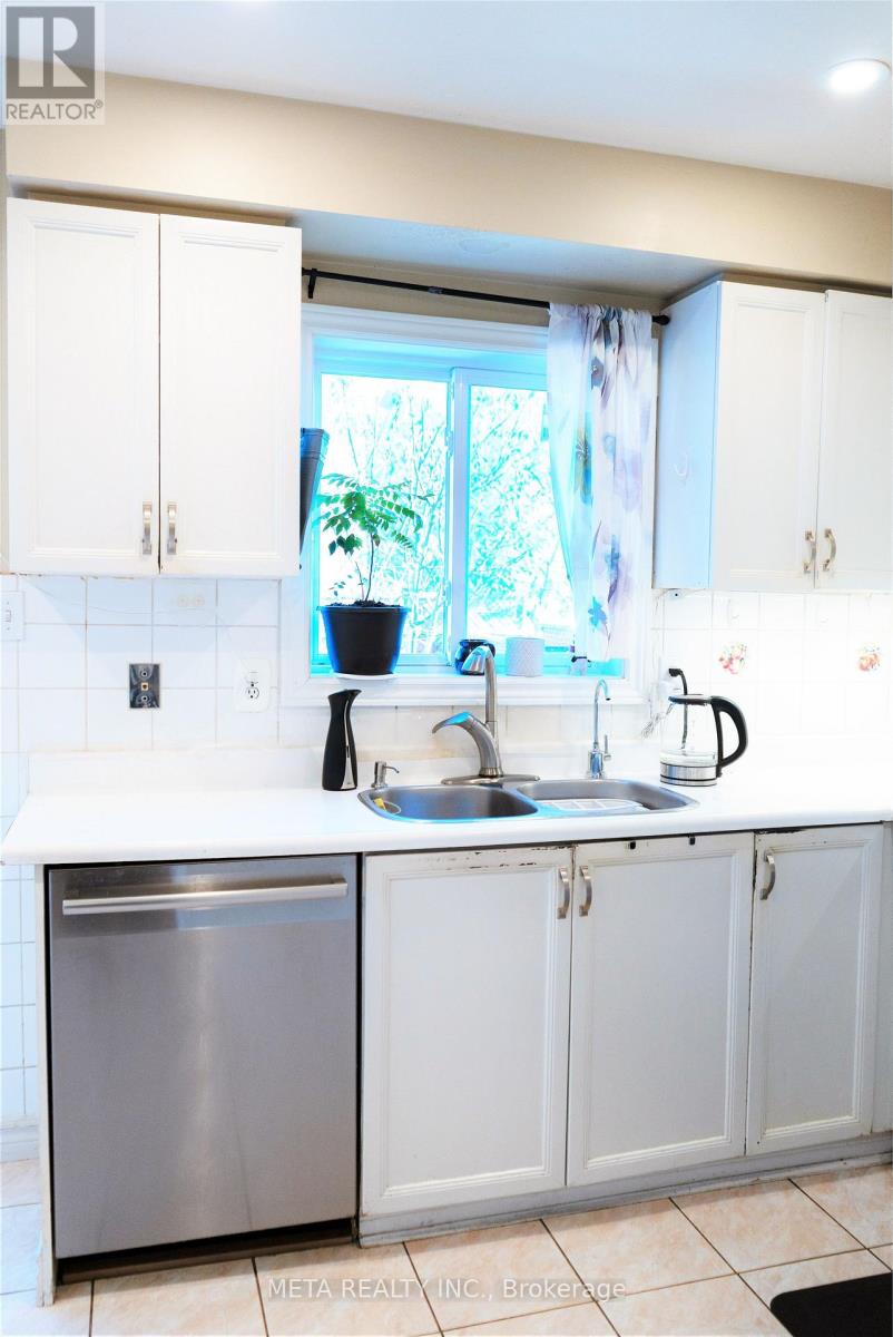 108 Lent Crescent, Brampton, Ontario  L6Y 4X7 - Photo 4 - W12540986