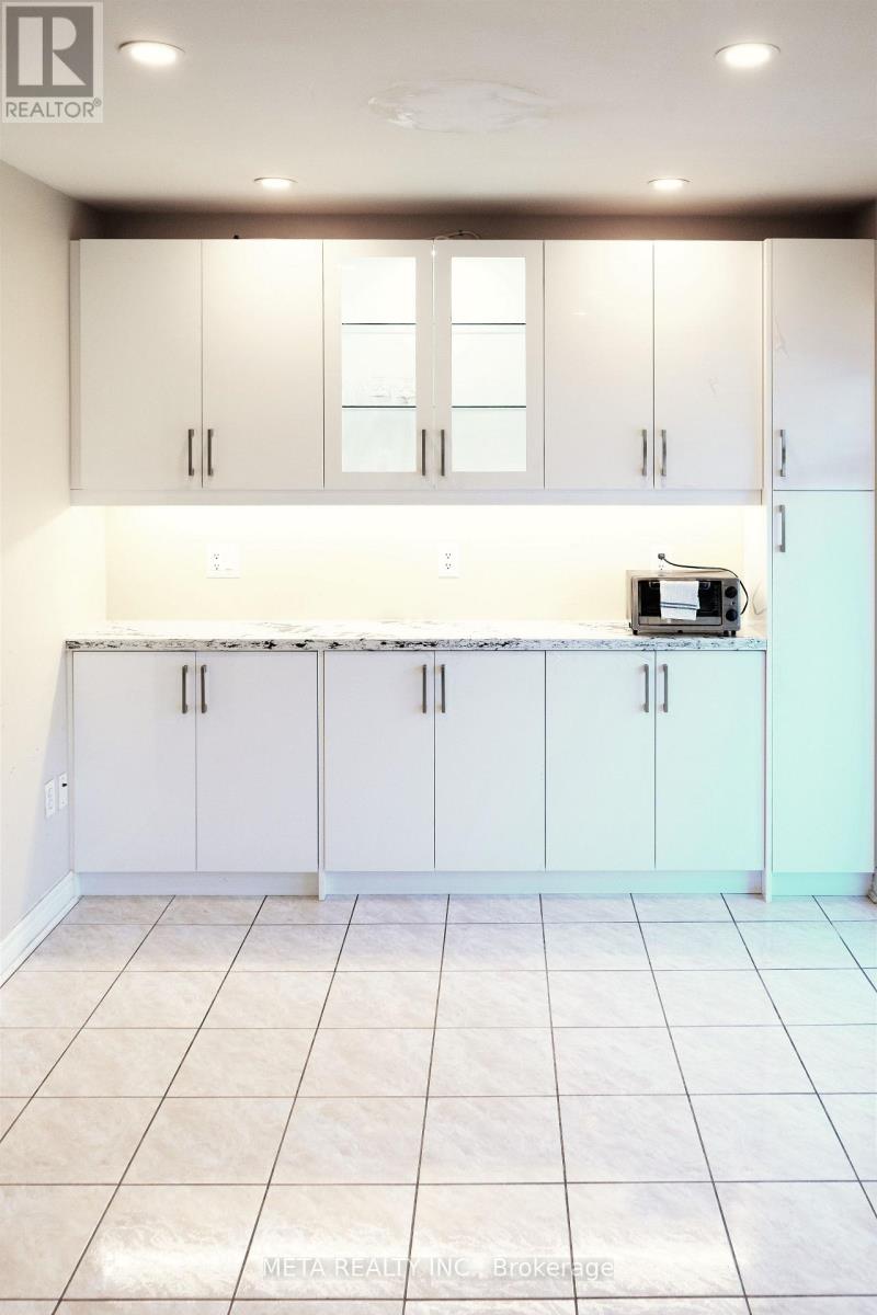 108 Lent Crescent, Brampton, Ontario  L6Y 4X7 - Photo 5 - W12540986