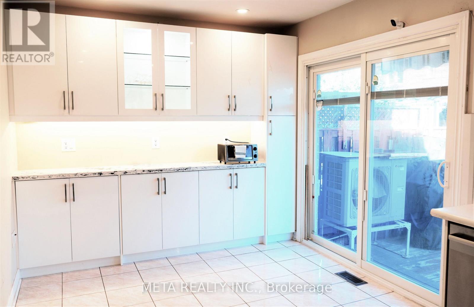 108 Lent Crescent, Brampton, Ontario  L6Y 4X7 - Photo 6 - W12540986