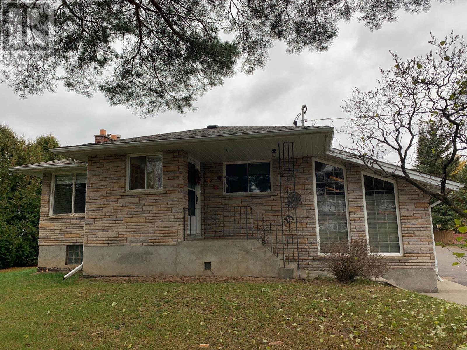 1325 Rosslyn Road, Thunder Bay, Ontario