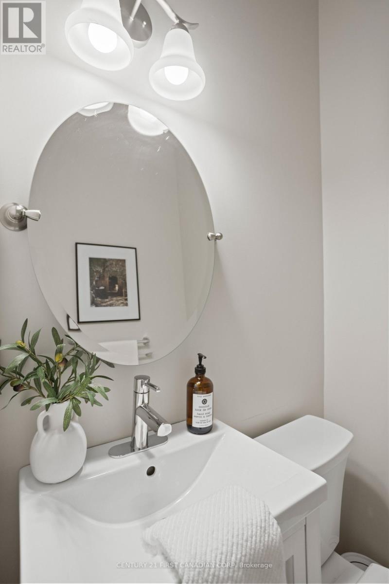 792 Redtail Trail, London North, Ontario  N6H 5X3 - Photo 34 - X12541056