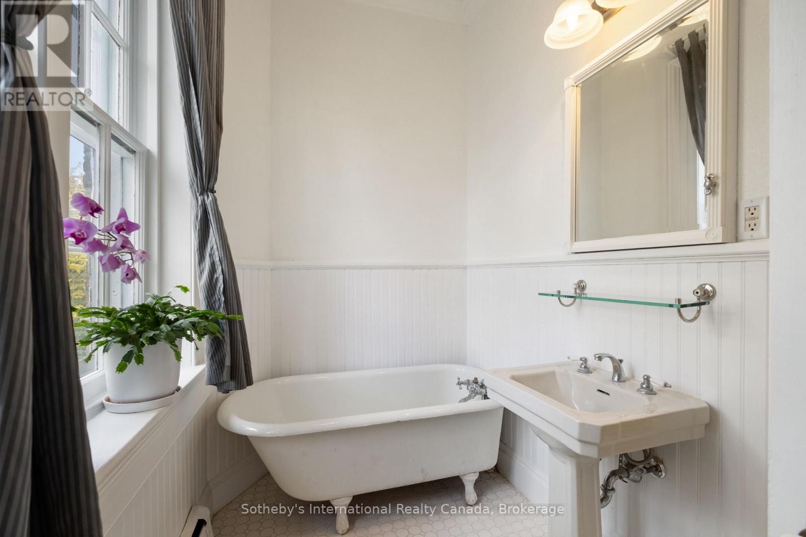 194 Grand River Street N, Brant, Ontario  N3L 2N3 - Photo 31 - X12541082