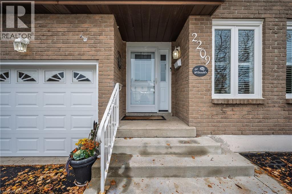 2209 Leominster Drive, Burlington, Ontario  L7P 3W8 - Photo 4 - 40786840