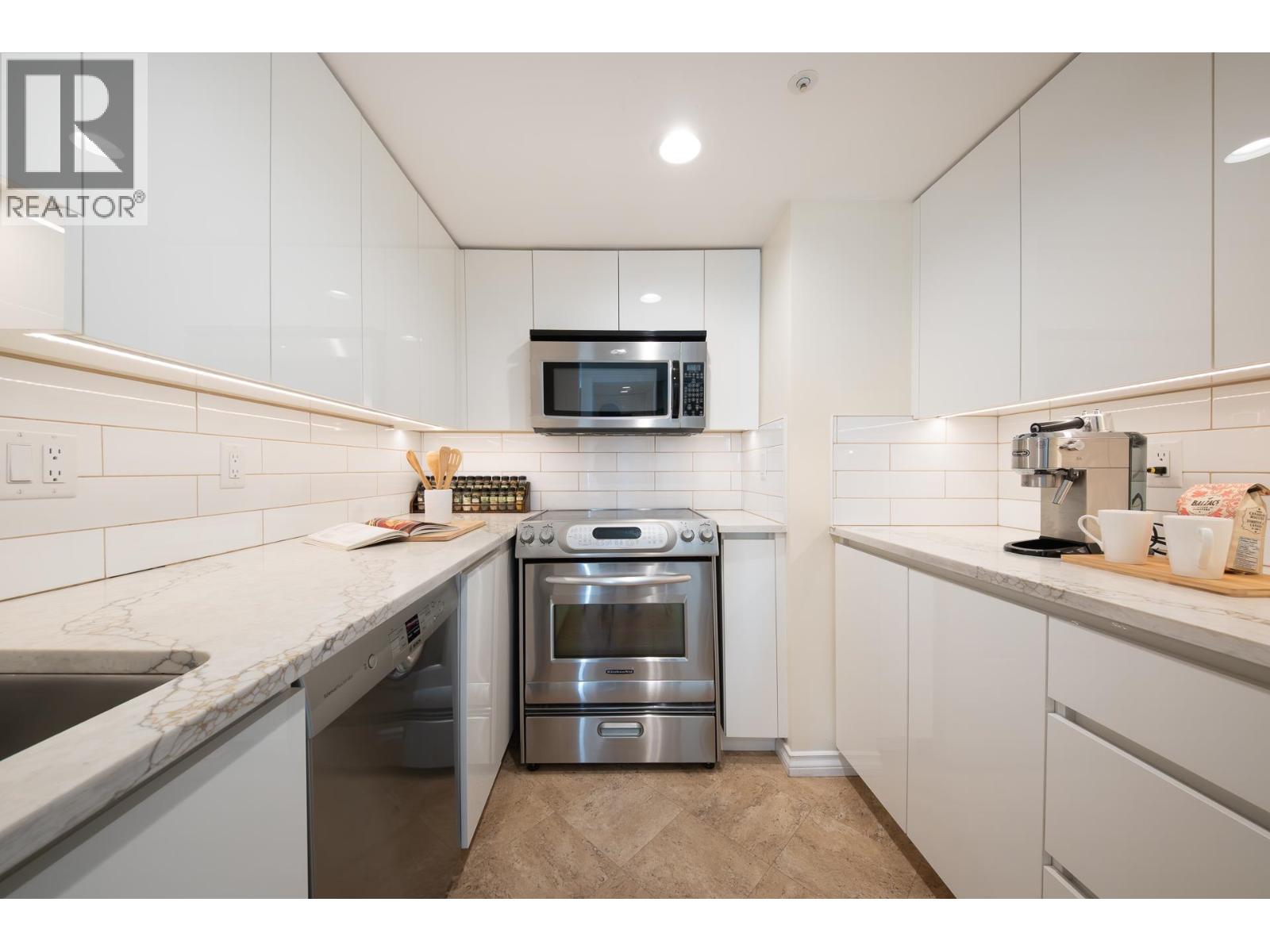 2204 183 KEEFER PLACE, Vancouver, British Columbia