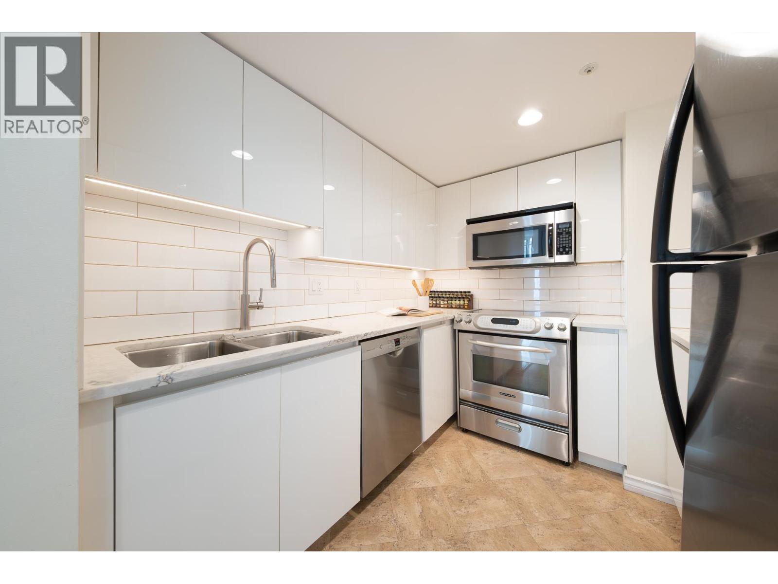 2204 183 Keefer Place, Vancouver, British Columbia  V6B 6B9 - Photo 2 - R3035632