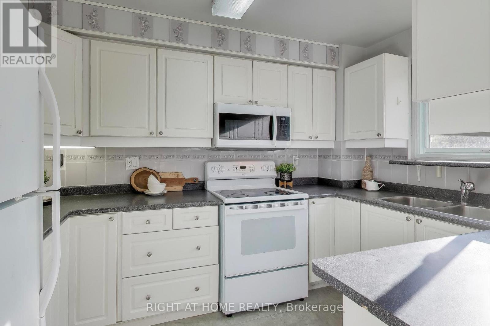 408 Camelot Court, Oshawa, Ontario L1G 6P7 - Photo 8 - E12539462