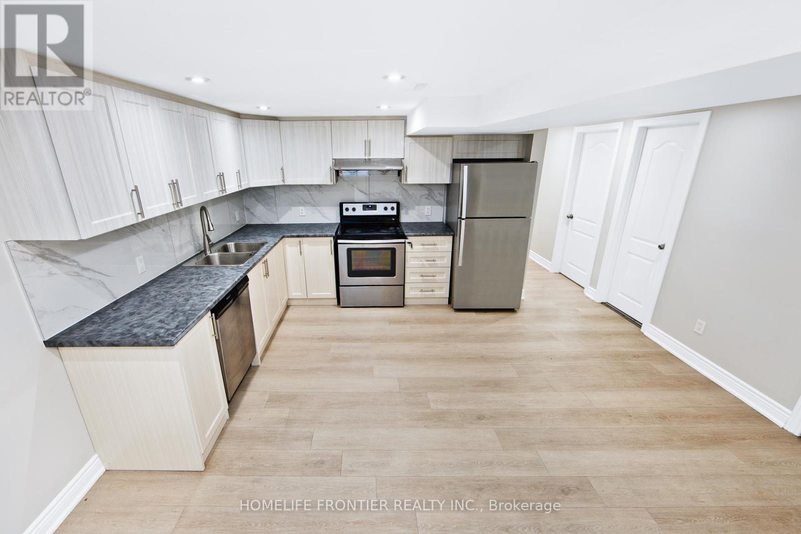 40 Pennywood Road, Brampton, Ontario  L6V 2K4 - Photo 5 - W12524550