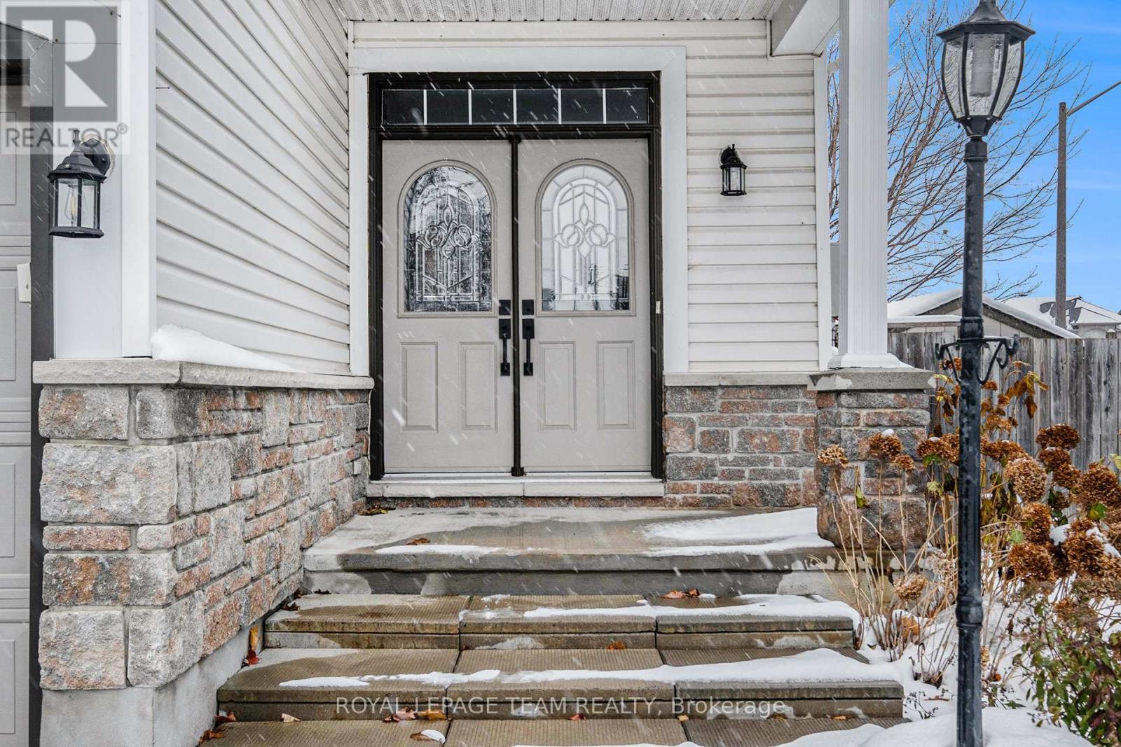 218 Deercroft Avenue, Ottawa, Ontario  K2J 5K1 - Photo 3 - X12541232