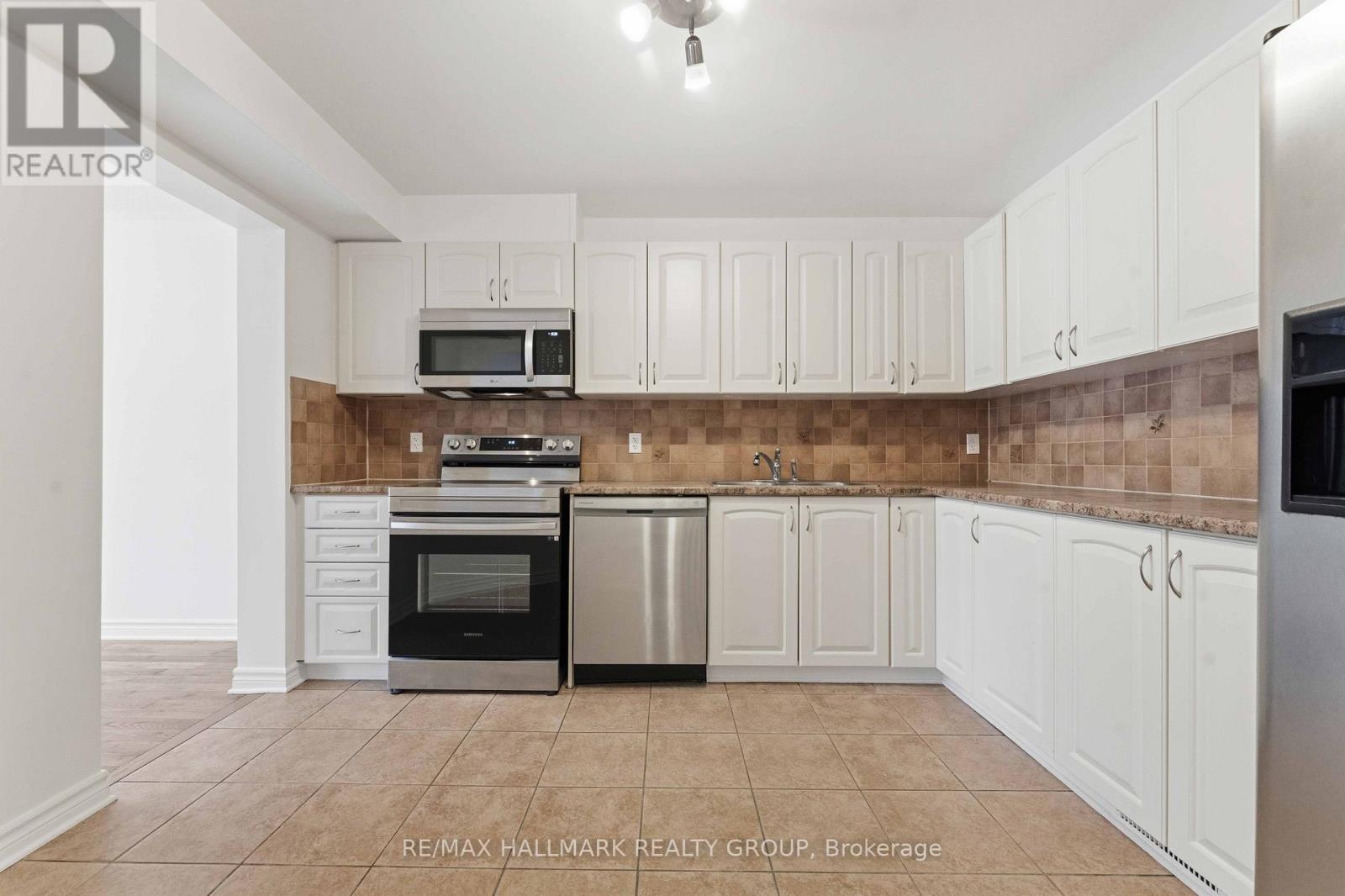 123 Silvermoon Crescent, Ottawa, Ontario  K4A 0P5 - Photo 8 - X12541332