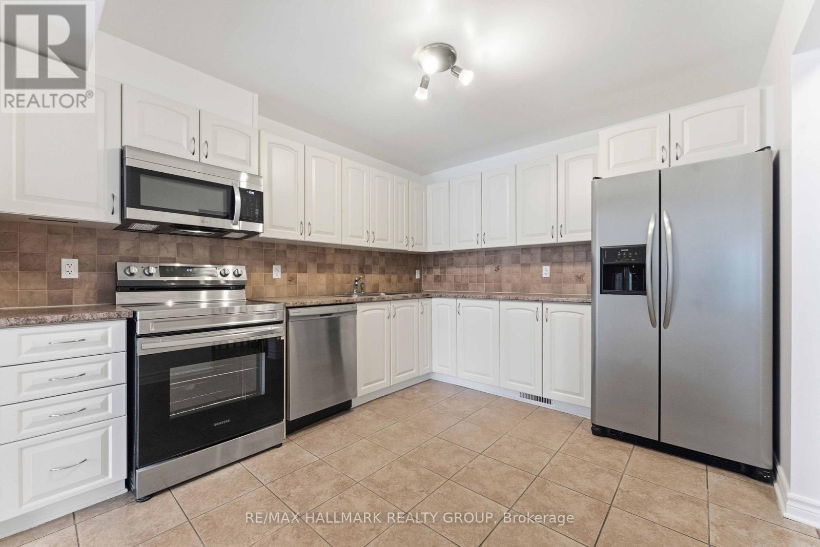 123 Silvermoon Crescent, Ottawa, Ontario  K4A 0P5 - Photo 9 - X12541332