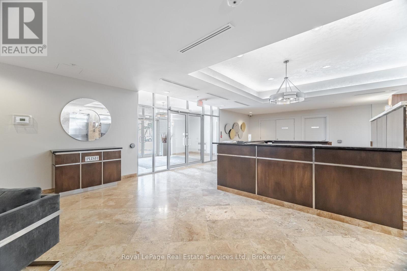 902 - 360 Pearl Street, Burlington, Ontario  L7R 1E1 - Photo 4 - W12541150