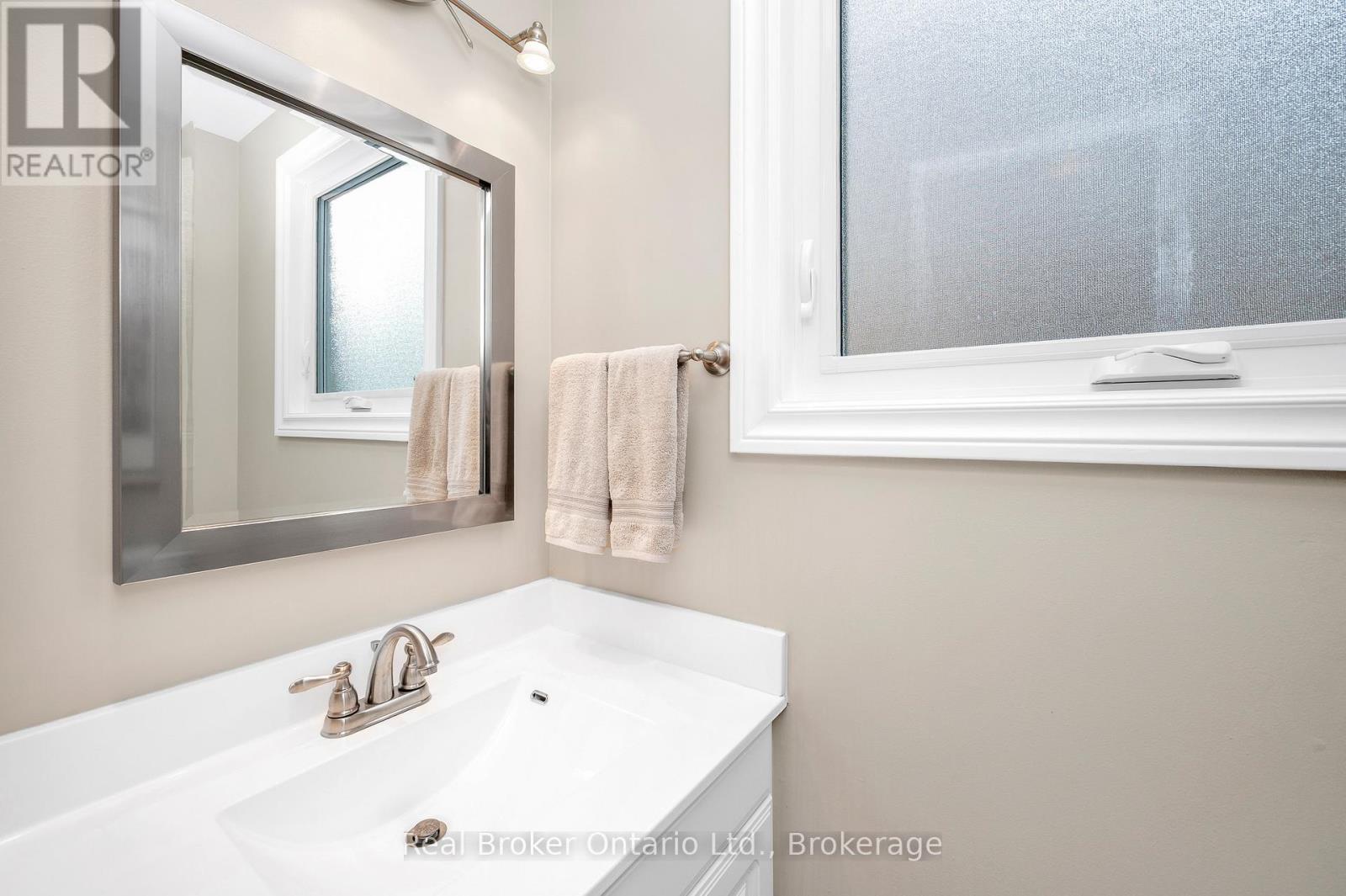 2209 Leominster Drive, Burlington, Ontario  L7P 3W8 - Photo 12 - W12541350