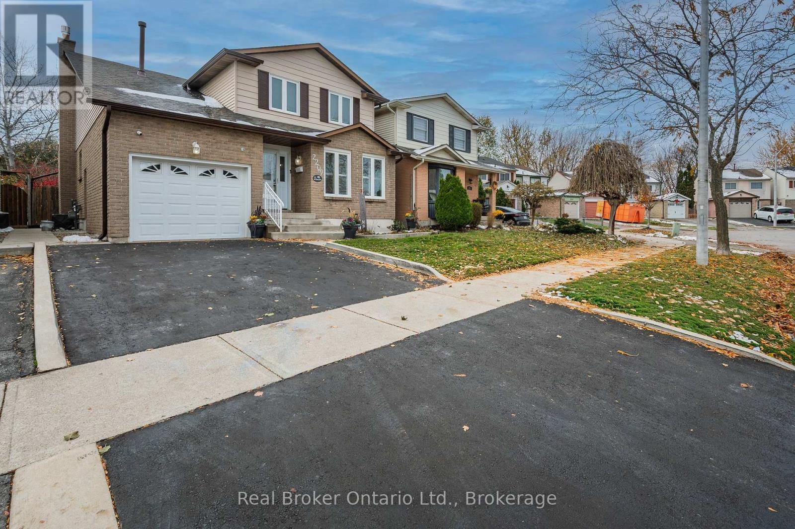 2209 Leominster Drive, Burlington, Ontario  L7P 3W8 - Photo 2 - W12541350