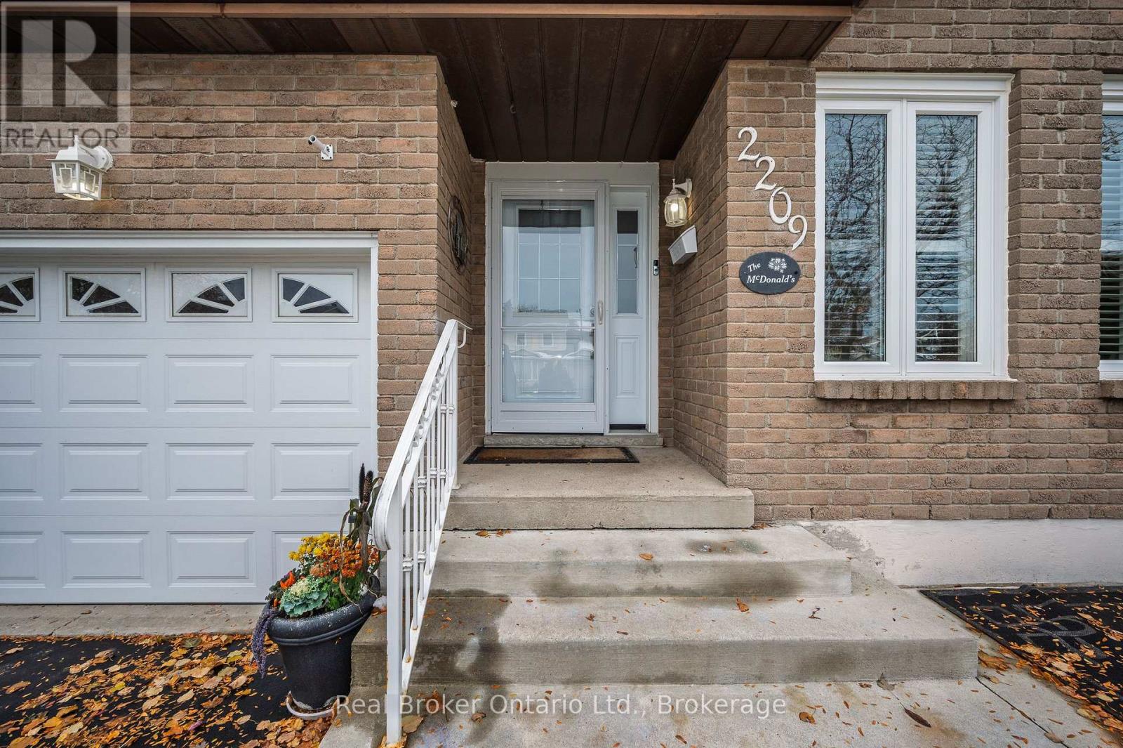 2209 Leominster Drive, Burlington, Ontario  L7P 3W8 - Photo 4 - W12541350