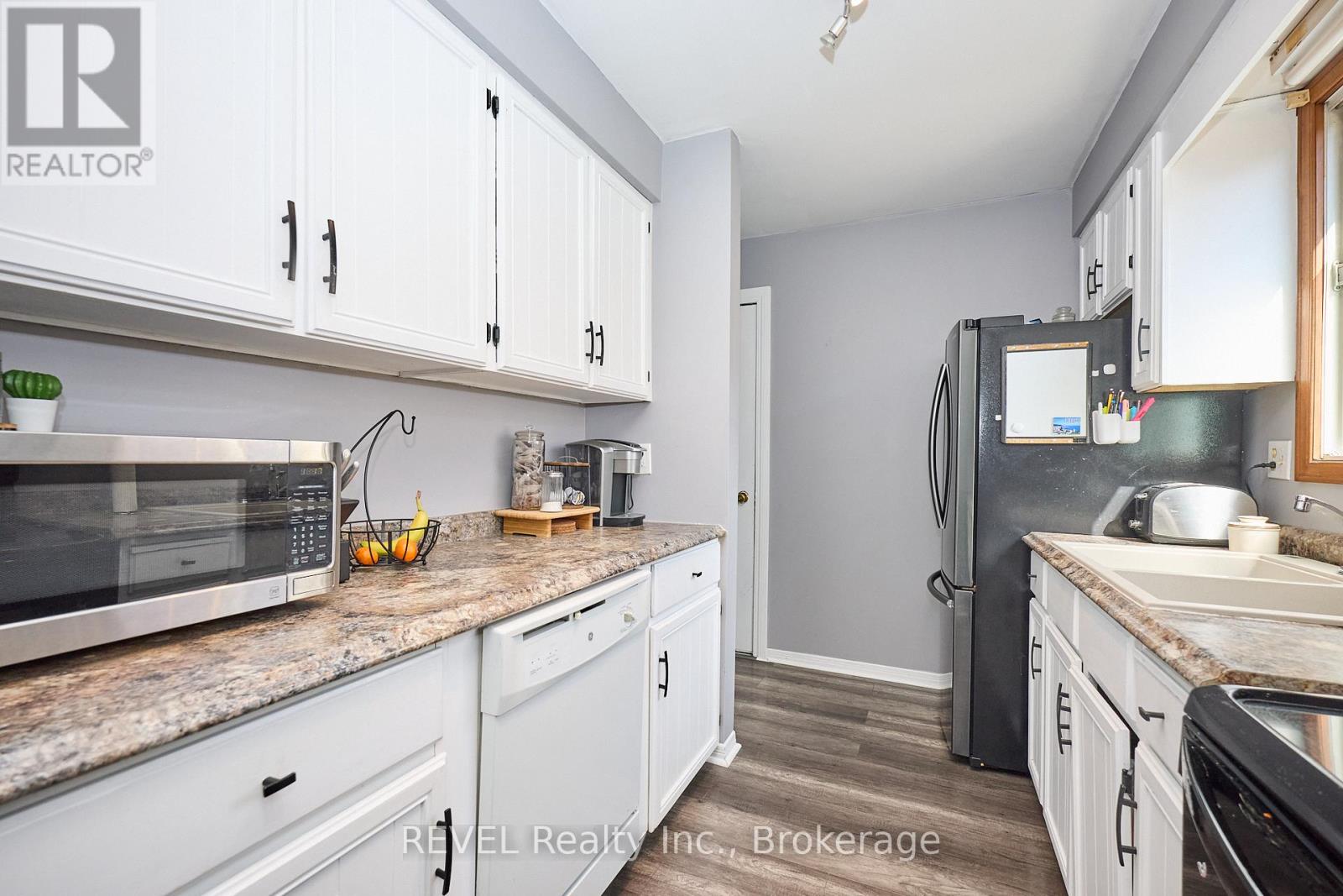 35 Romy Crescent, Thorold, Ontario L2V 4L1 - Photo 16 - X12541278