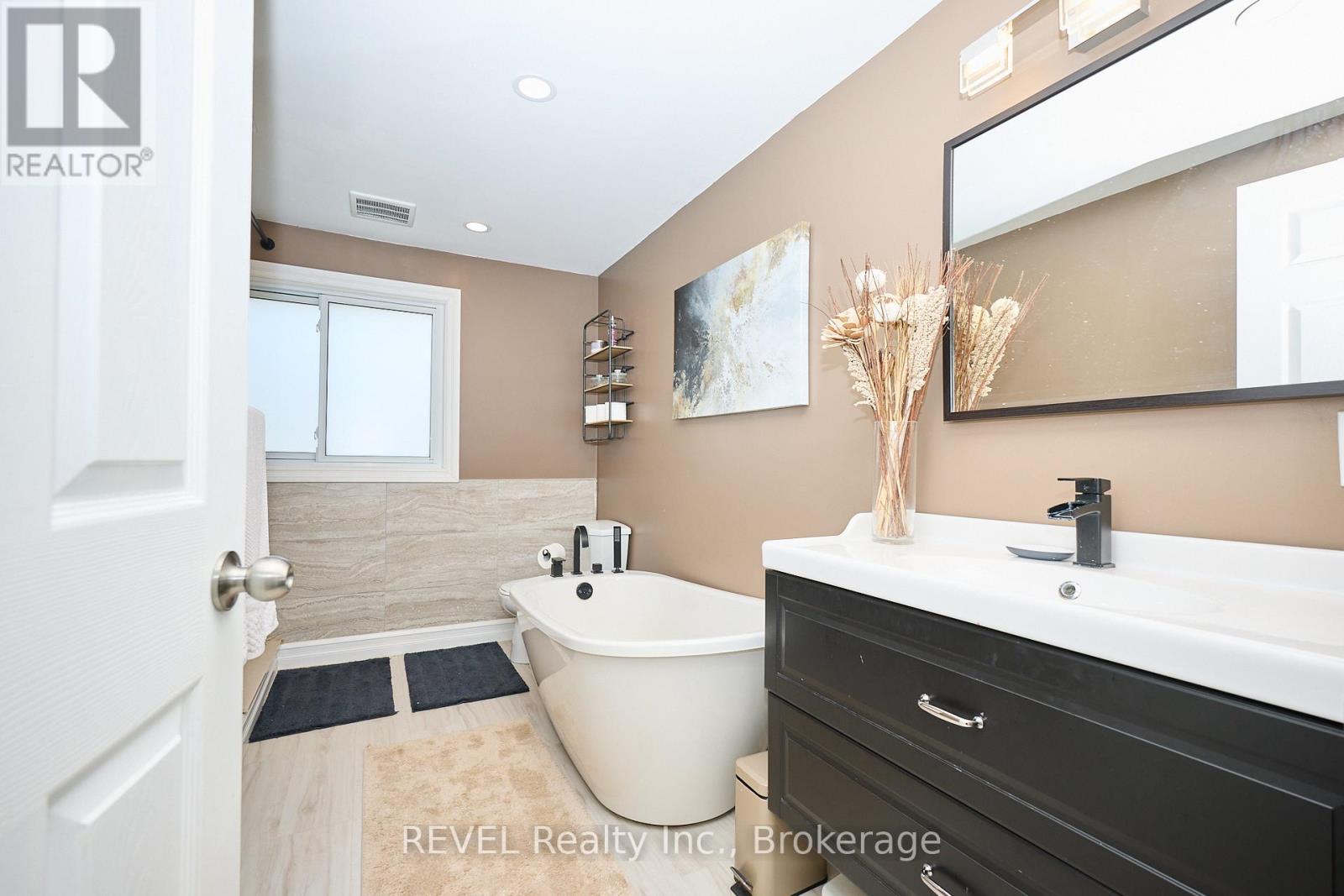 35 Romy Crescent, Thorold, Ontario L2V 4L1 - Photo 25 - X12541278