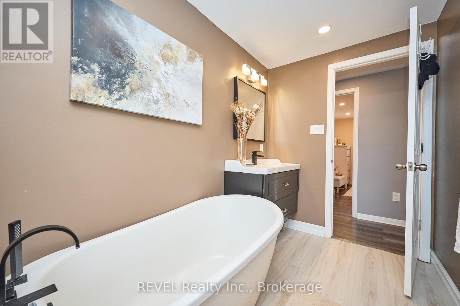 35 Romy Crescent, Thorold, Ontario L2V 4L1 - Photo 28 - X12541278