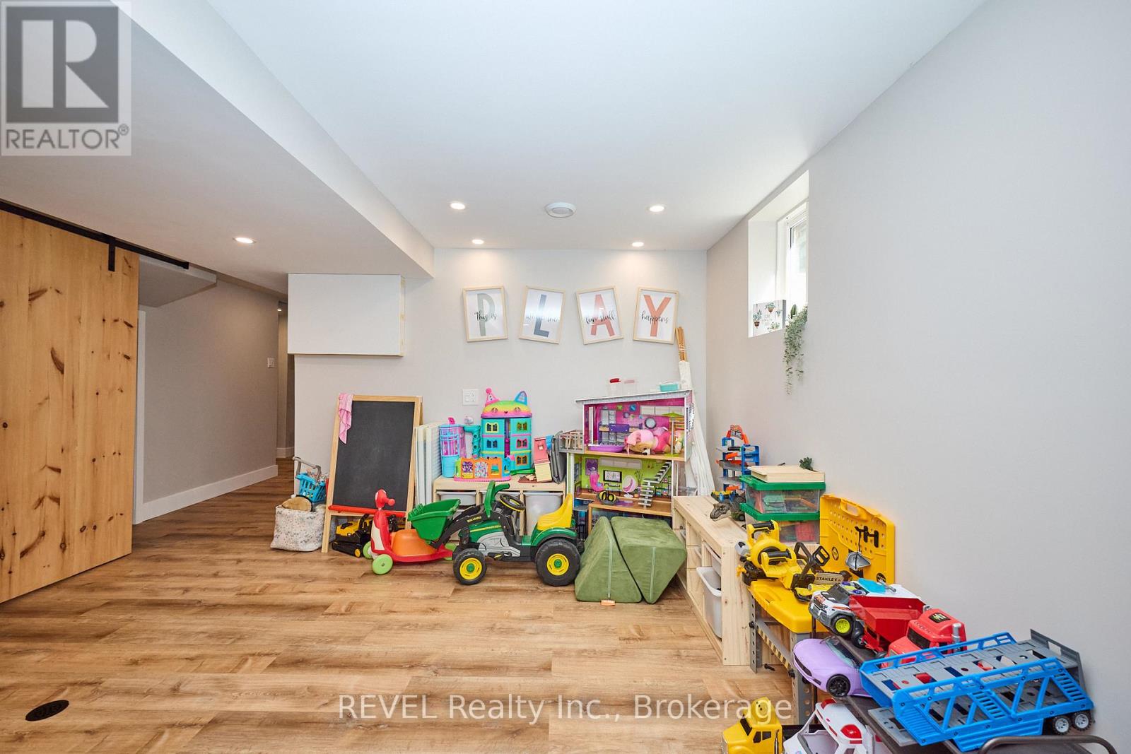 35 Romy Crescent, Thorold, Ontario L2V 4L1 - Photo 32 - X12541278