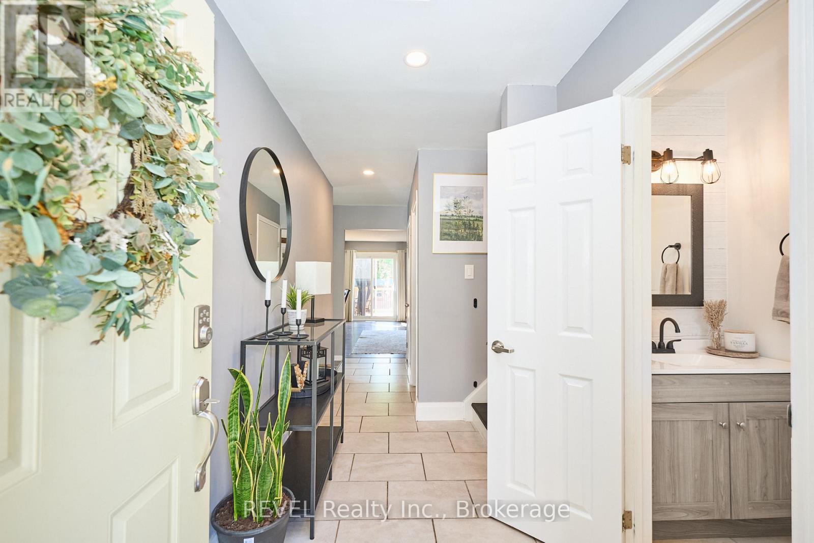 35 Romy Crescent, Thorold, Ontario L2V 4L1 - Photo 4 - X12541278