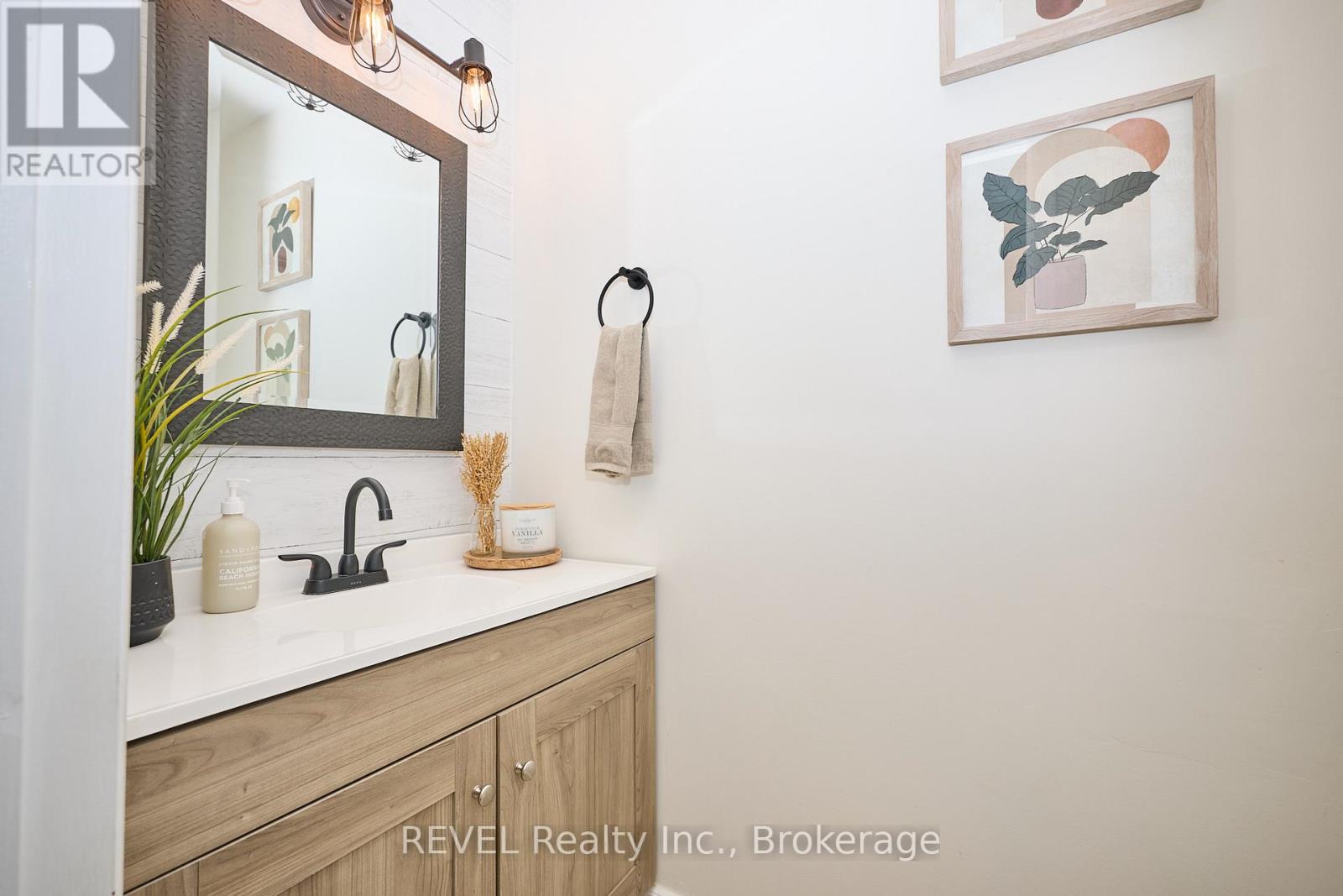 35 Romy Crescent, Thorold, Ontario L2V 4L1 - Photo 5 - X12541278