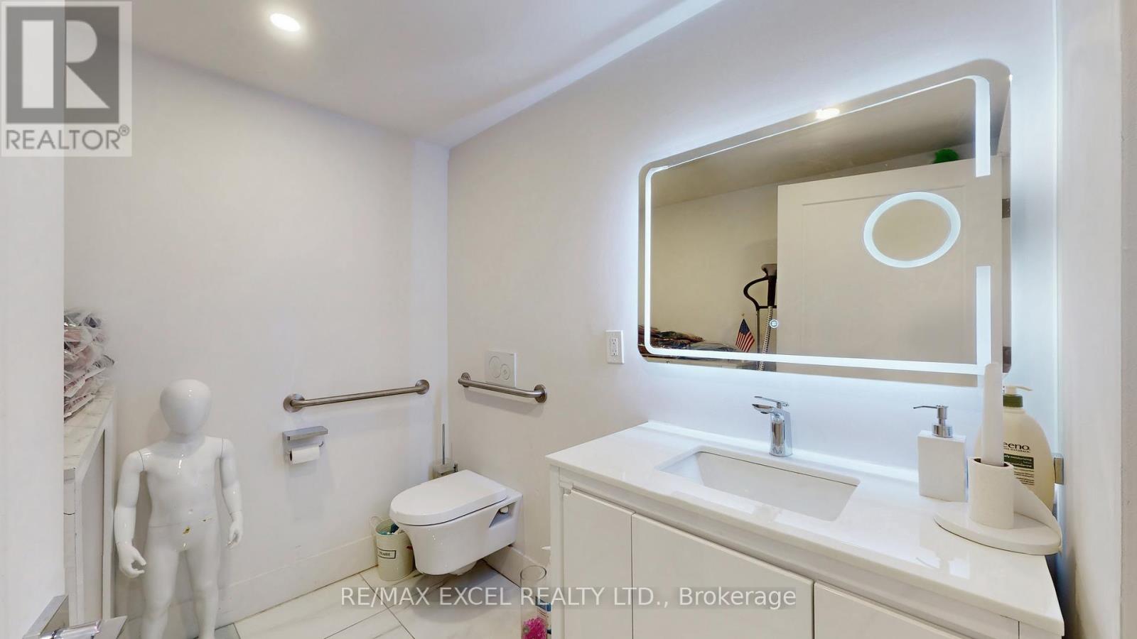 B3 - 9610 Yonge Street, Richmond Hill, Ontario  L4C 1V6 - Photo 19 - N12541098