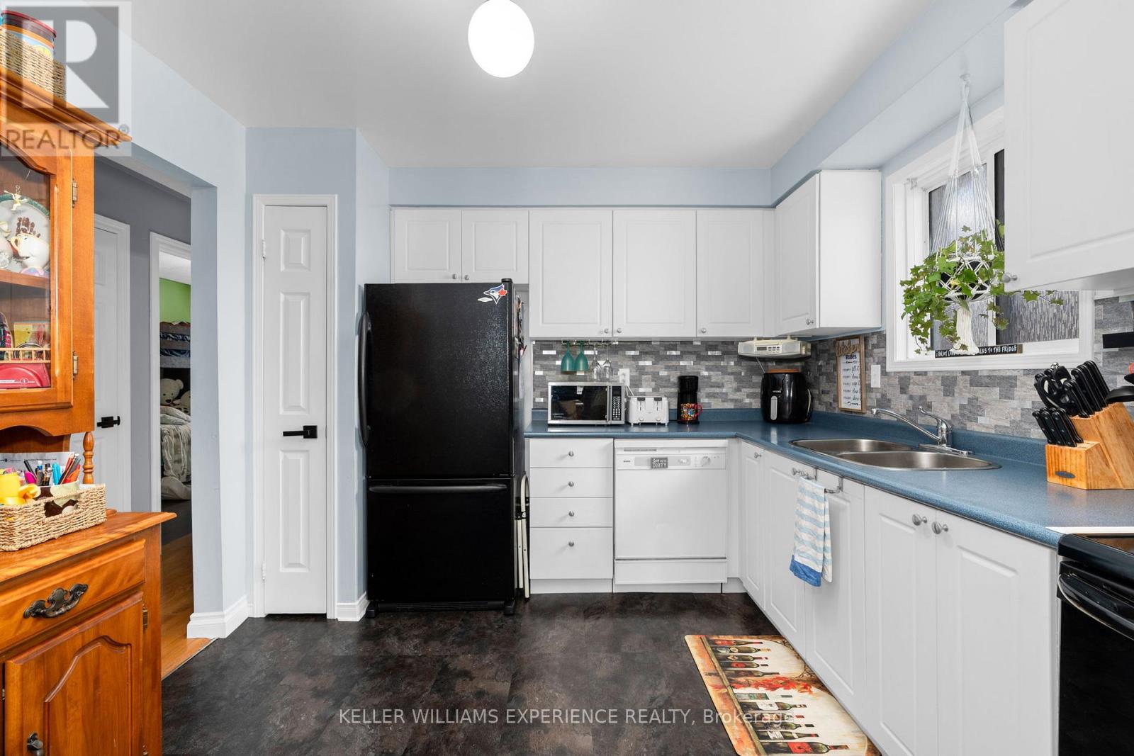 13 Kate Aitken Crescent, New Tecumseth, Ontario  L0G 1A0 - Photo 5 - N12541116