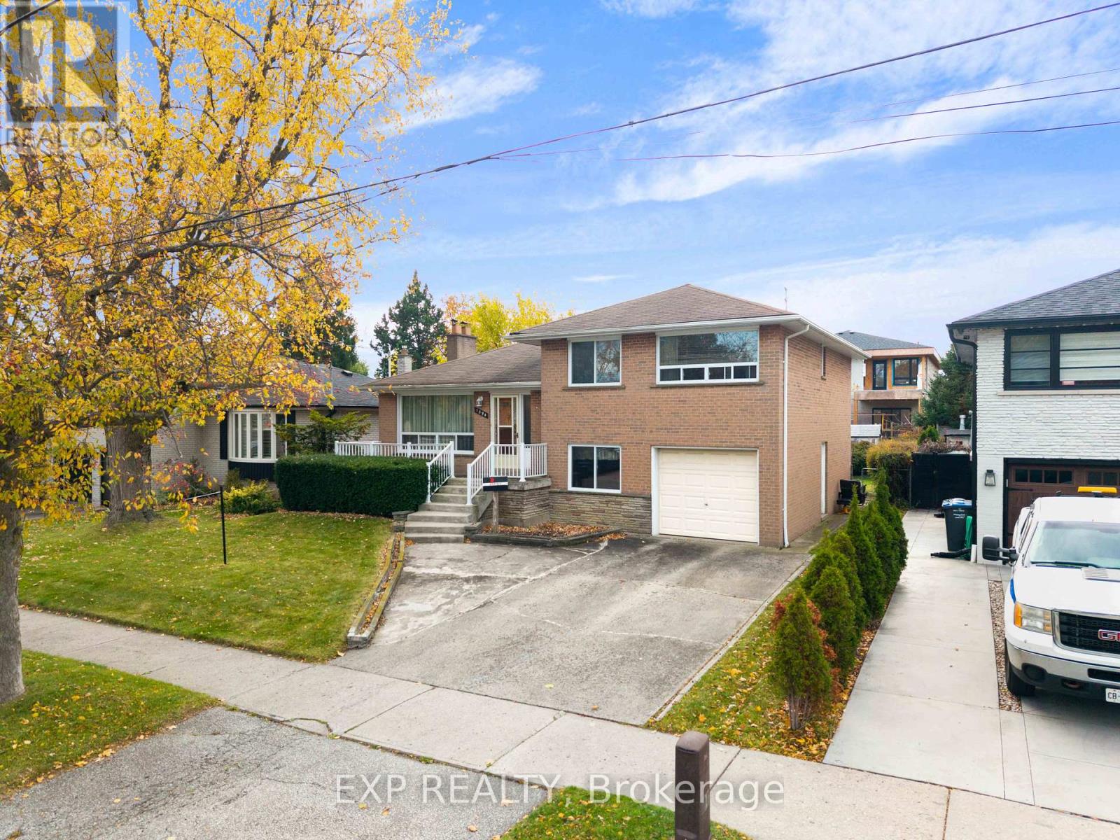 1394 Strathy Avenue, Mississauga, Ontario  L5E 2L3 - Photo 2 - W12541032