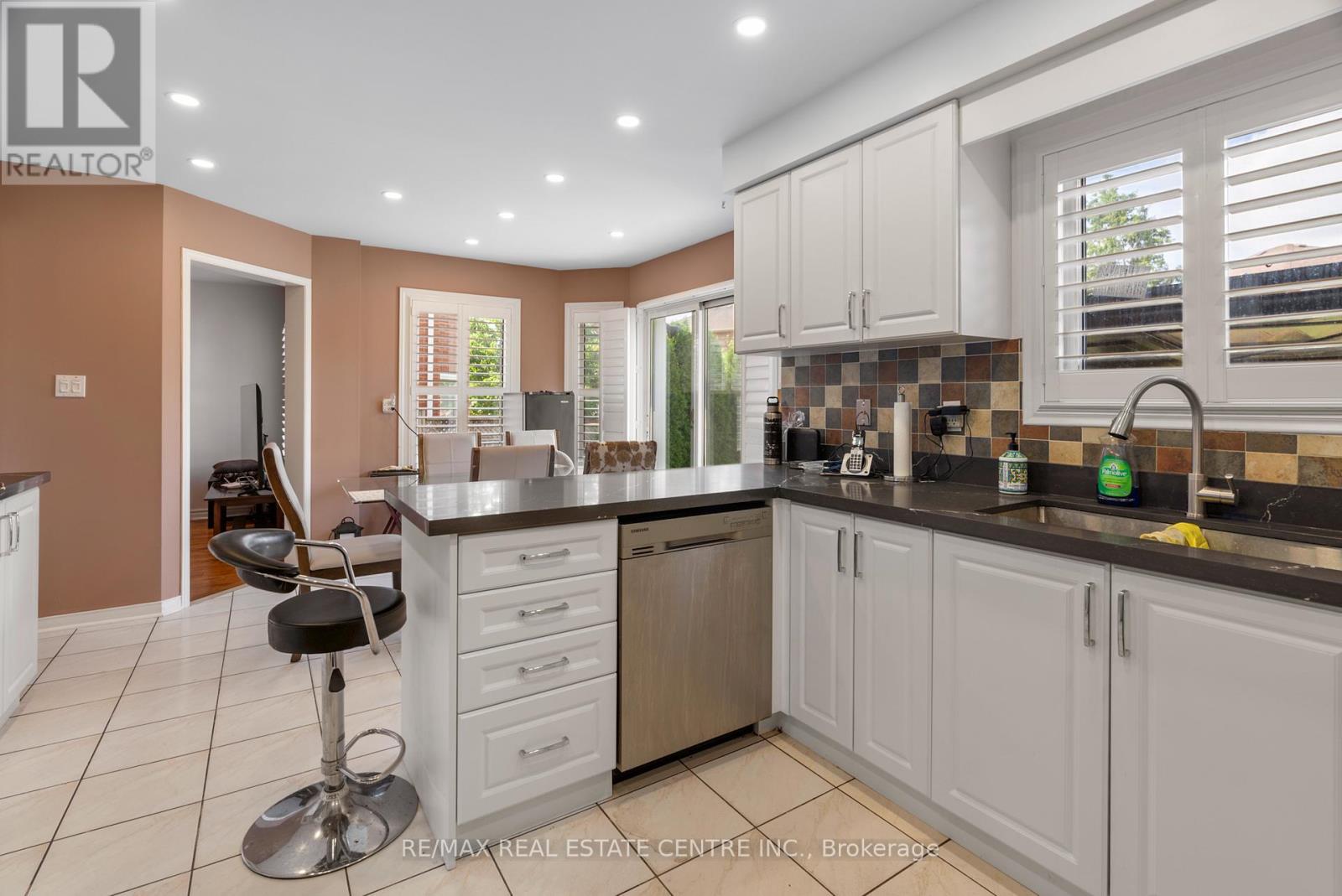 6672 Lisgar Drive, Mississauga, Ontario  L5N 6V9 - Photo 11 - W12541060