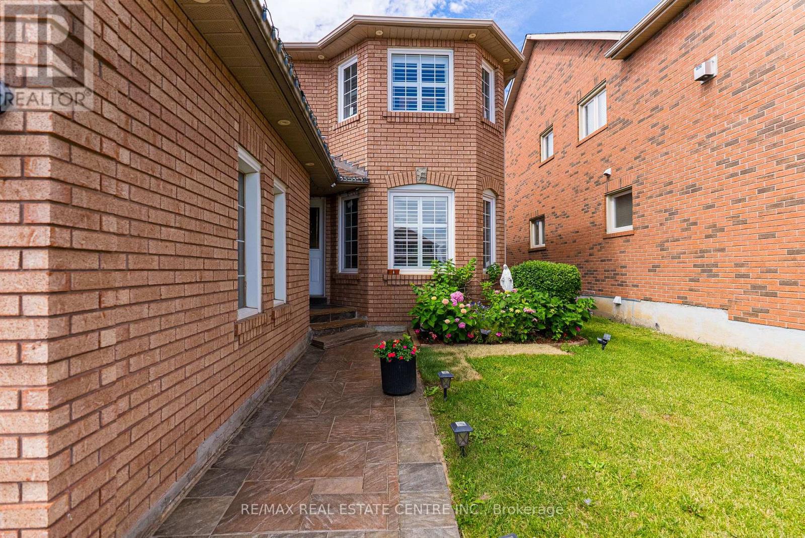 6672 Lisgar Drive, Mississauga, Ontario  L5N 6V9 - Photo 3 - W12541060
