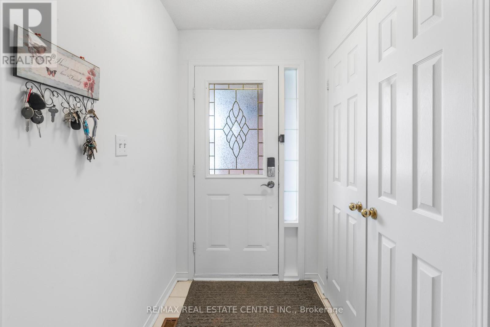 6672 Lisgar Drive, Mississauga, Ontario  L5N 6V9 - Photo 5 - W12541060