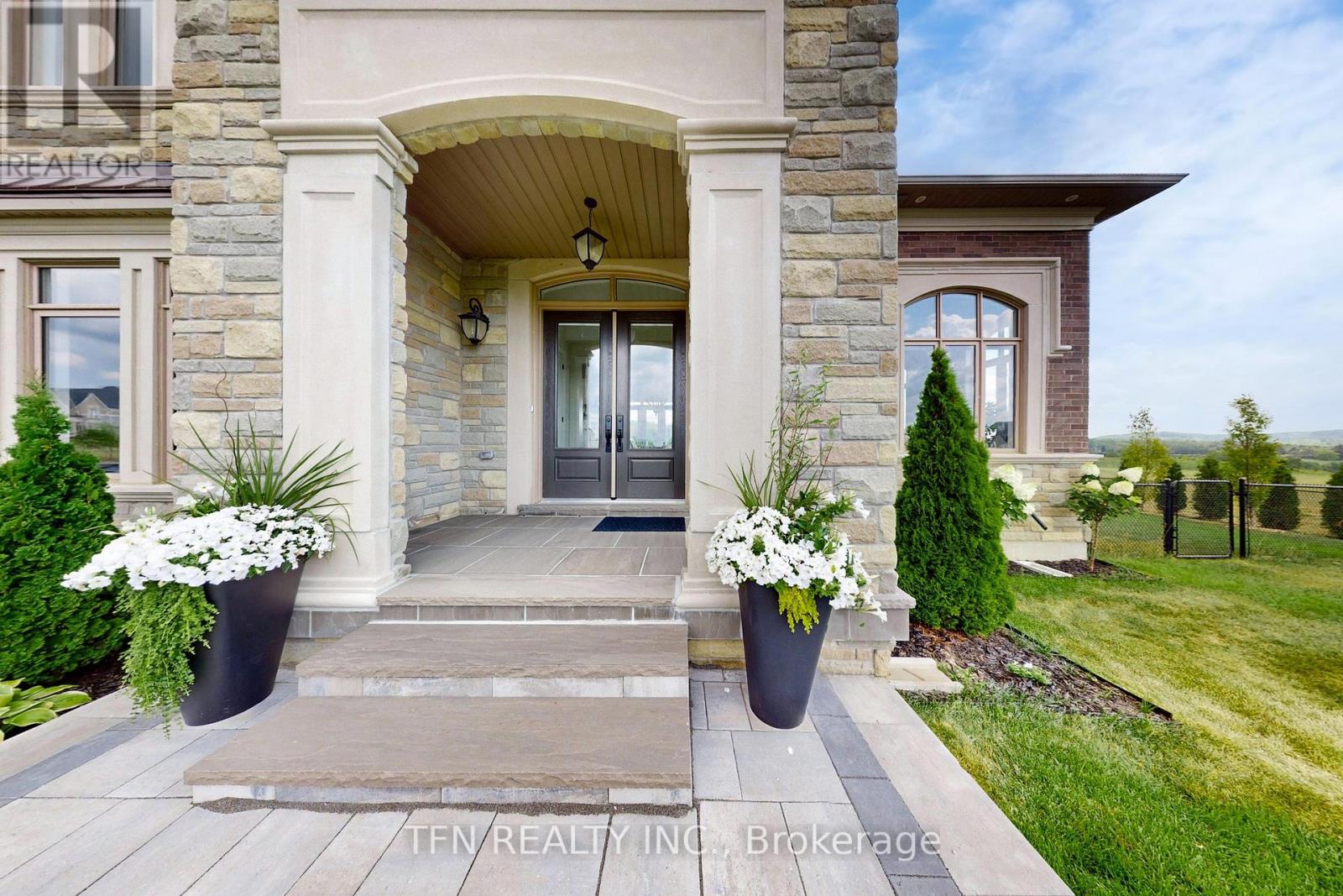 258 Amos Drive, Caledon, Ontario  L7E 4L7 - Photo 3 - W12541034