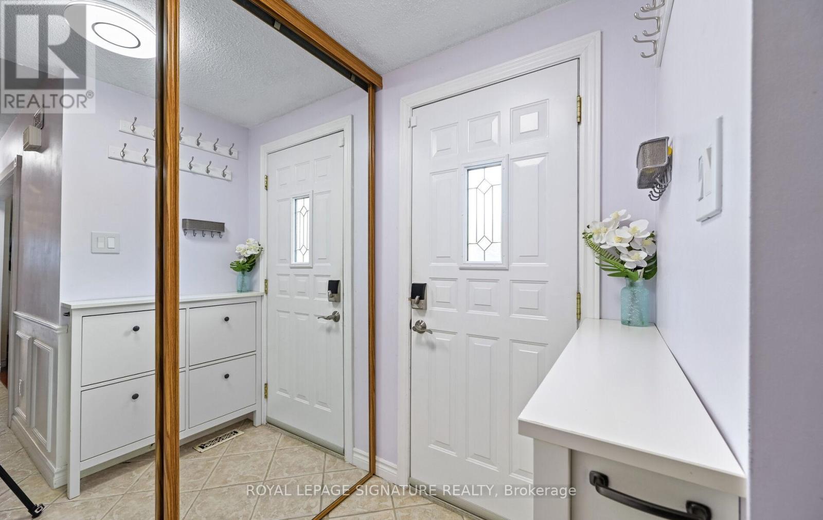 1033 Raintree Lane, Mississauga, Ontario  L5H 4A1 - Photo 4 - W12540716