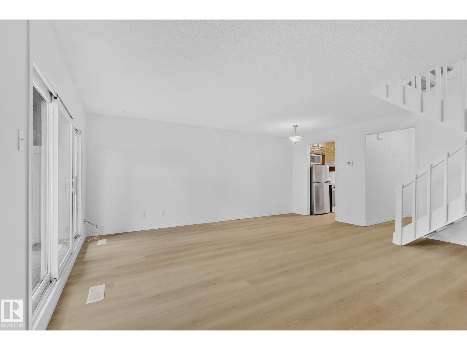 3f Meadowlark Vg Nw, Edmonton, Alberta  T5R 5X3 - Photo 3 - E4465594