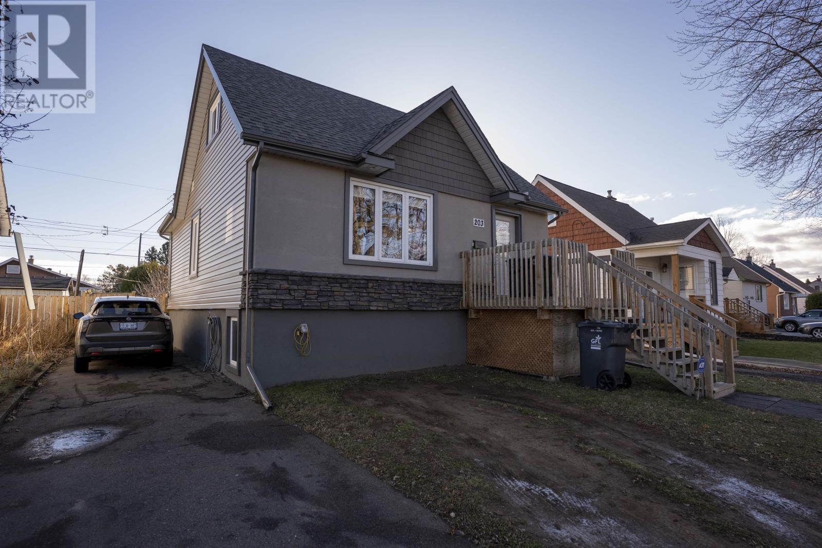 203 Kenogami S, Thunder Bay, Ontario  P7B 4S2 - Photo 2 - TB253467