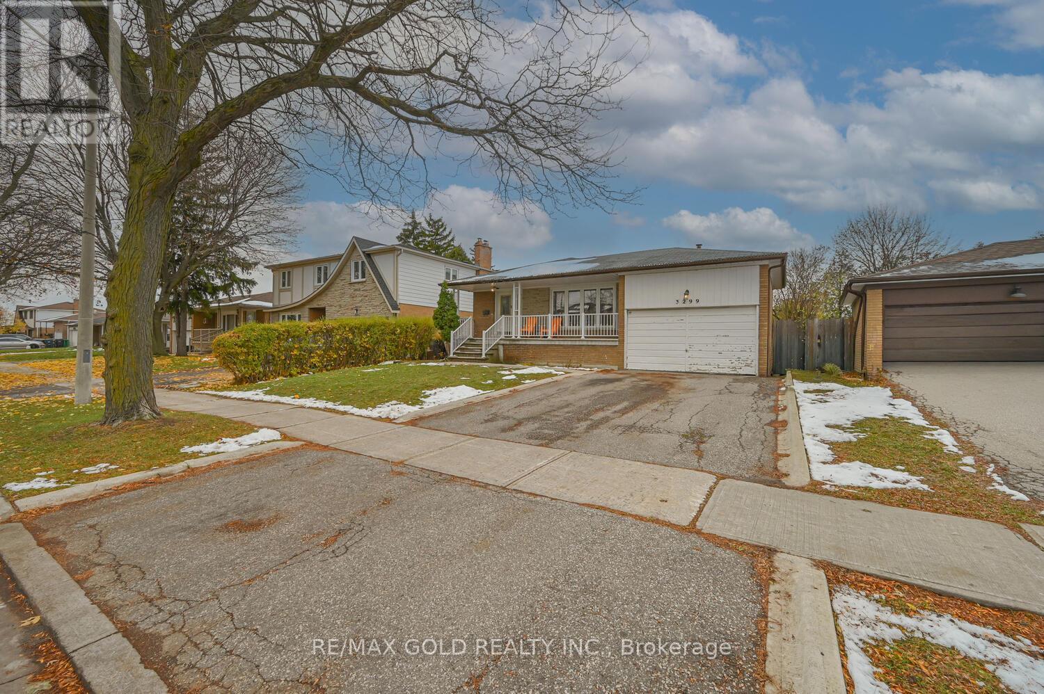 3299 Twilight Road, Mississauga, Ontario  L4T 1Z8 - Photo 4 - W12541244