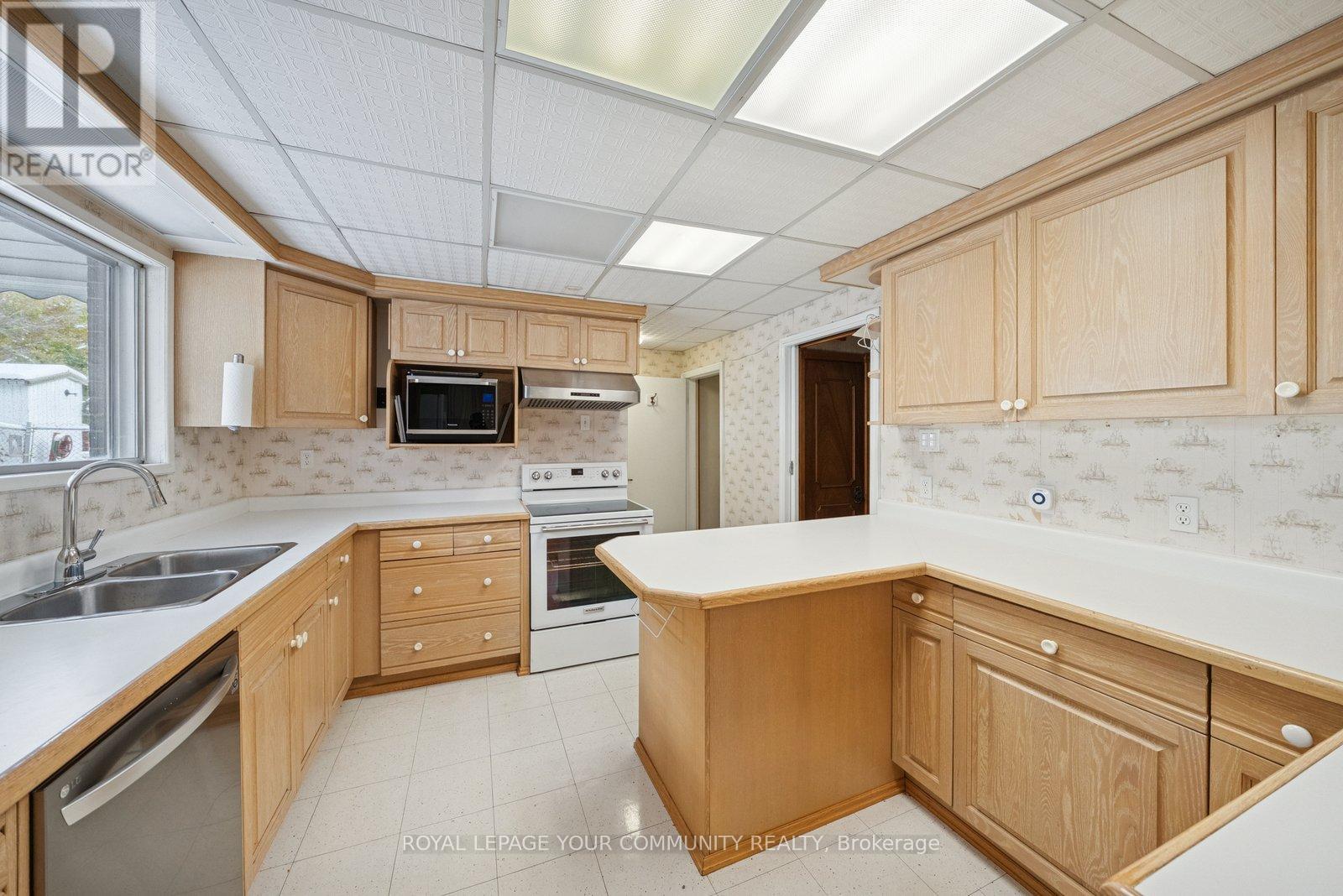 168 Grandravine Drive, Toronto, Ontario  M3J 1B5 - Photo 10 - W12541252