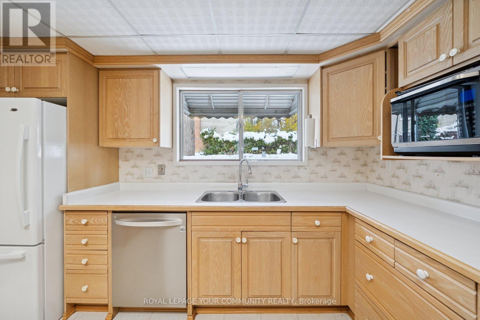 168 Grandravine Drive, Toronto, Ontario  M3J 1B5 - Photo 11 - W12541252