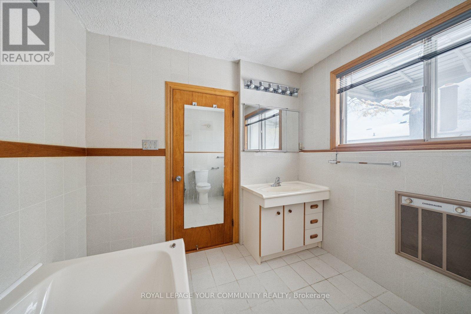 168 Grandravine Drive, Toronto, Ontario  M3J 1B5 - Photo 31 - W12541252