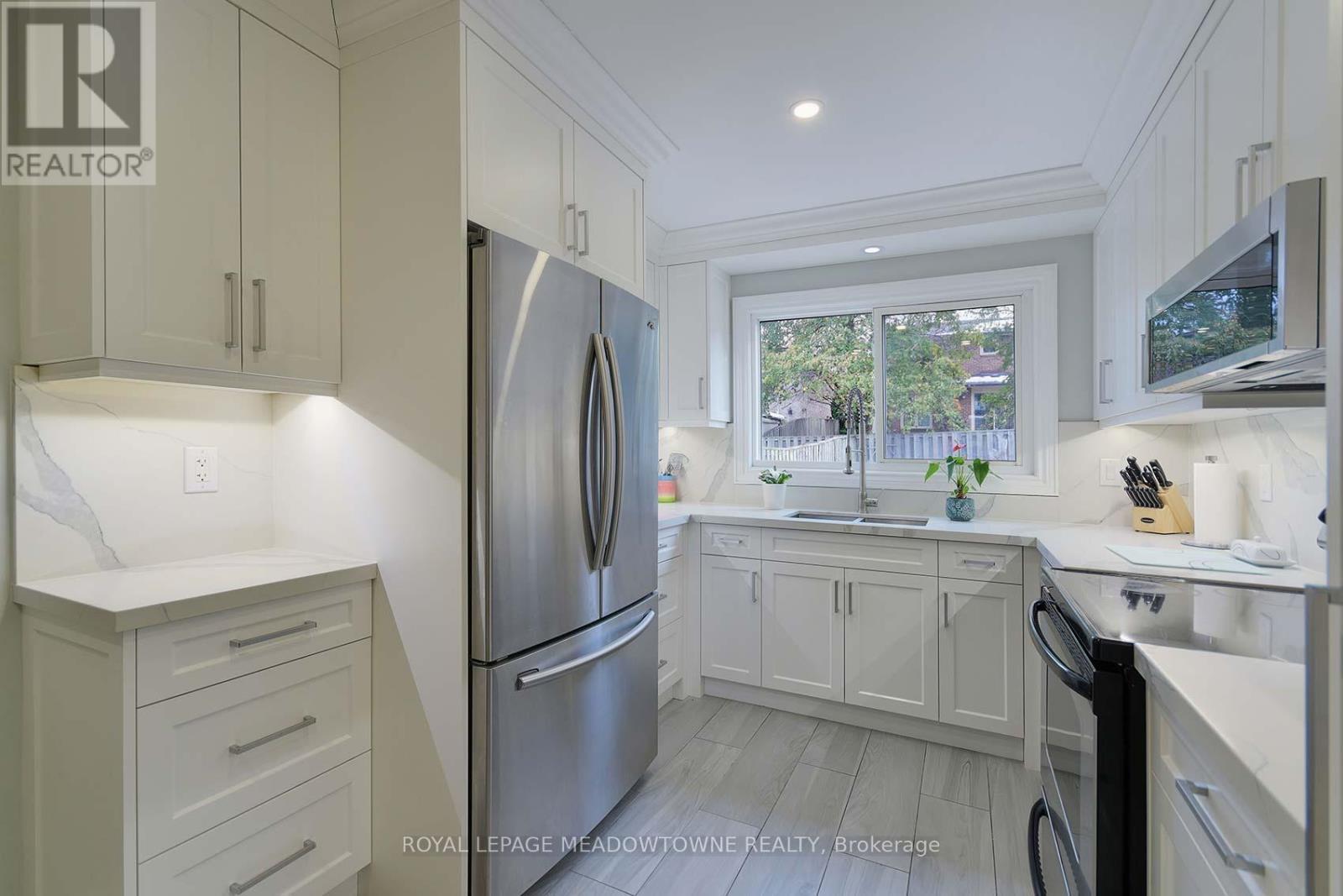 2374 Hargood Place, Mississauga, Ontario  L5M 3G2 - Photo 6 - W12541360