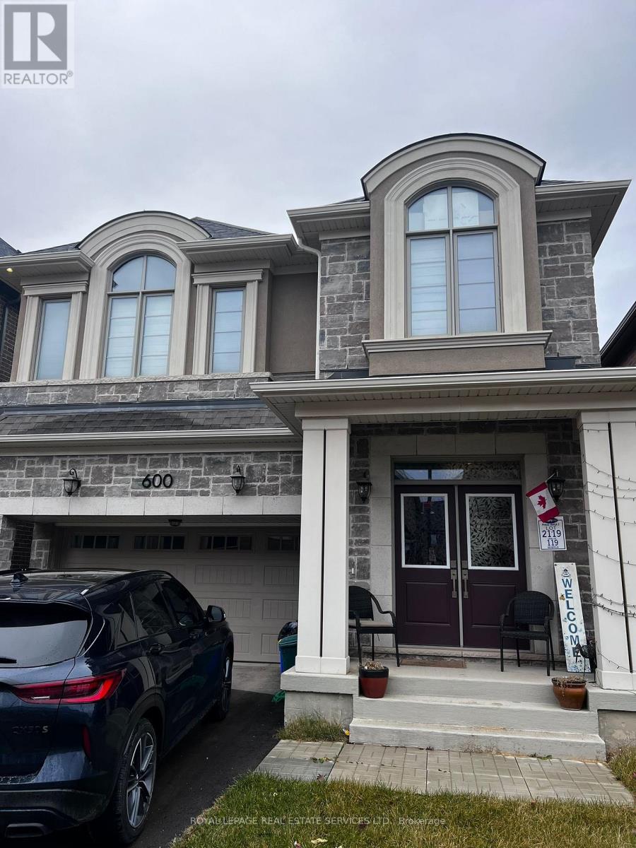 600 Boyd Lane, Milton, Ontario  L9E 1W6 - Photo 2 - W12541392