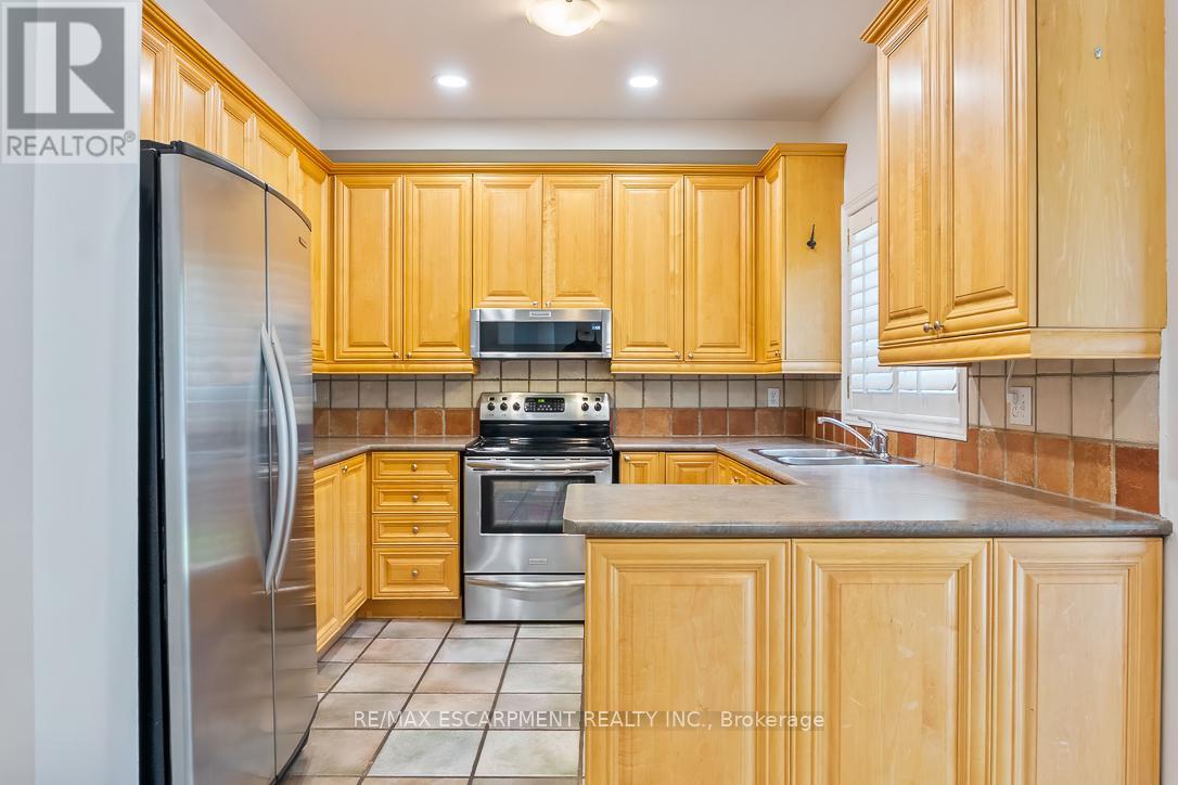 1146 Upper River Court, Mississauga, Ontario  L5W 1C2 - Photo 11 - W12541406