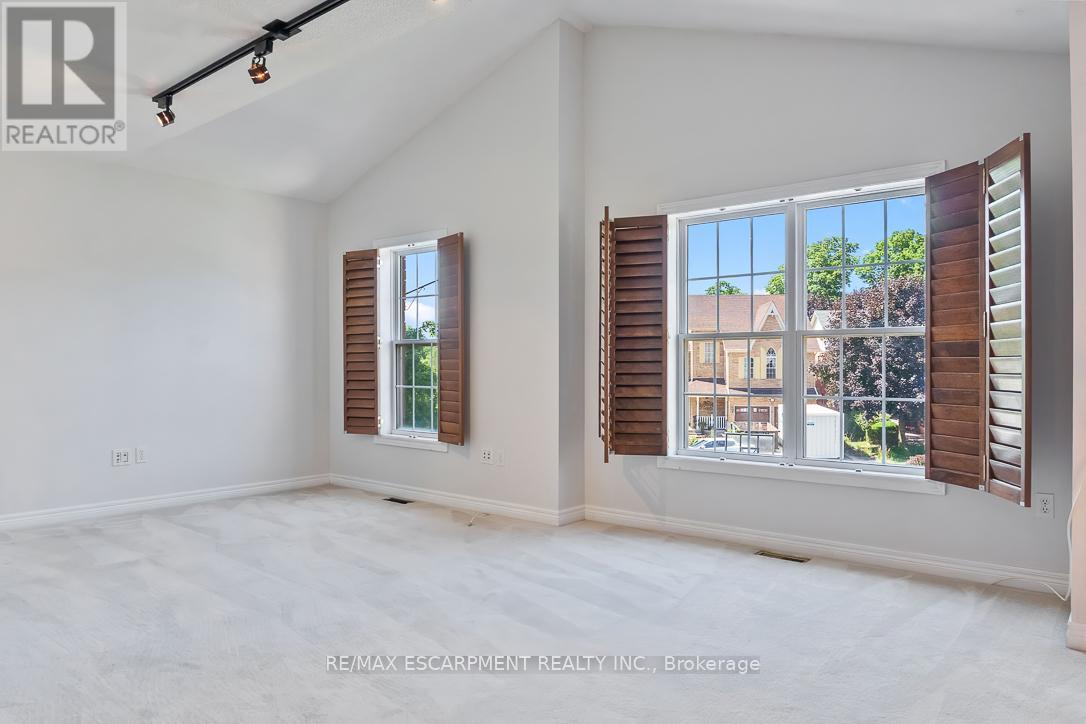 1146 Upper River Court, Mississauga, Ontario  L5W 1C2 - Photo 23 - W12541406