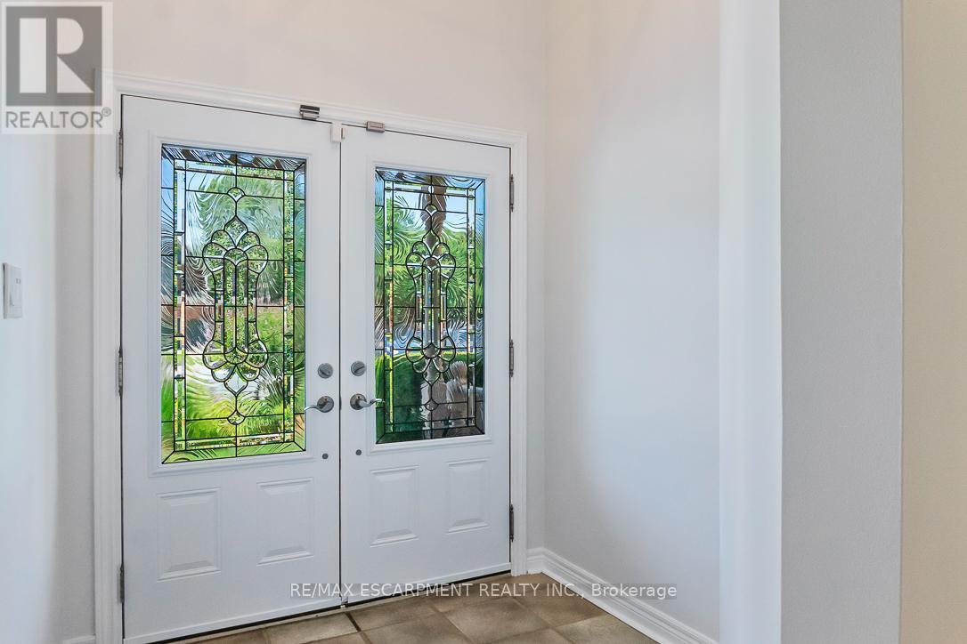 1146 Upper River Court, Mississauga, Ontario  L5W 1C2 - Photo 3 - W12541406