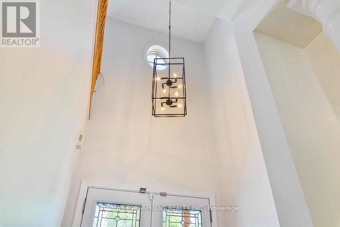 1146 Upper River Court, Mississauga, Ontario  L5W 1C2 - Photo 4 - W12541406