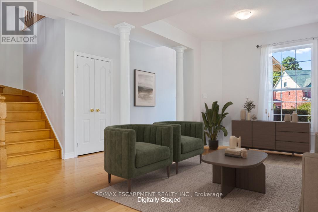 1146 Upper River Court, Mississauga, Ontario  L5W 1C2 - Photo 5 - W12541406