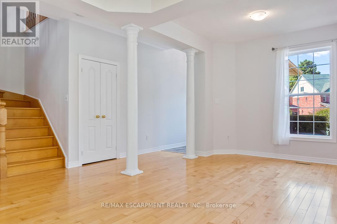 1146 Upper River Court, Mississauga, Ontario  L5W 1C2 - Photo 6 - W12541406