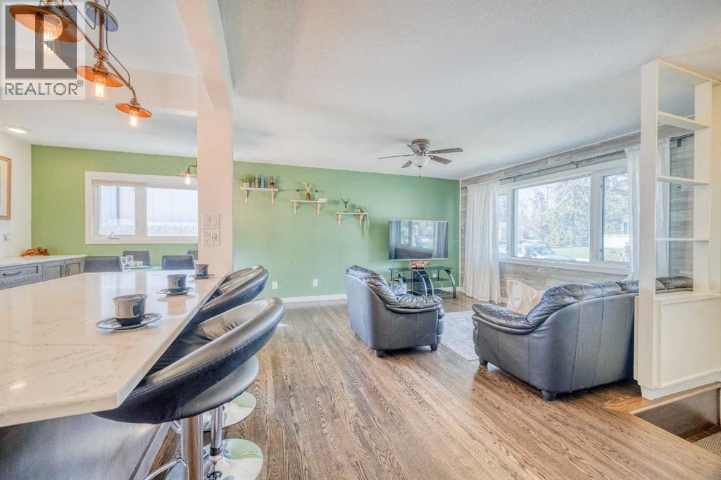 2715 63 Avenue Sw, Calgary, Alberta  T3E 5J6 - Photo 4 - A2255940