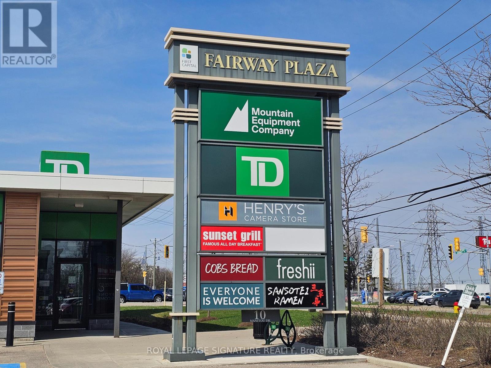 L - 10 Manitou Drive, Kitchener, Ontario  N2C 2N3 - Photo 4 - X12541238