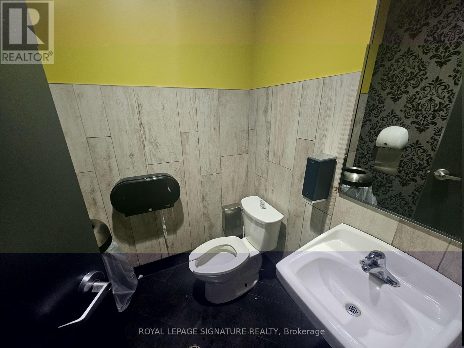 L - 10 Manitou Drive, Kitchener, Ontario  N2C 2N3 - Photo 7 - X12541238