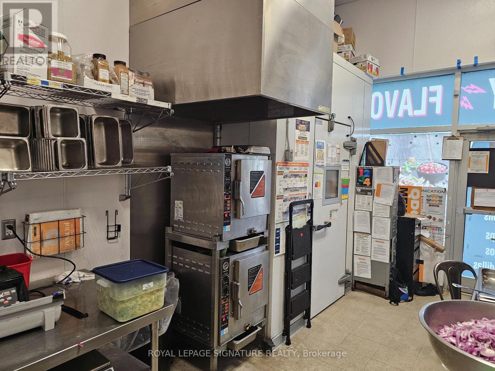 L - 10 Manitou Drive, Kitchener, Ontario  N2C 2N3 - Photo 9 - X12541238